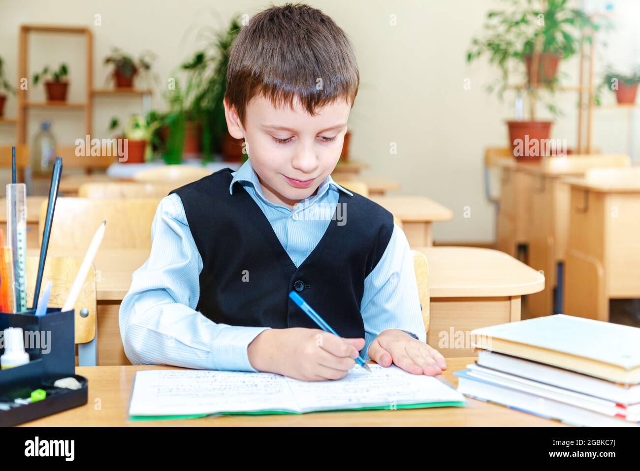 Scolaro in classe. Concetto di istruzione e formazione. Foto Stock