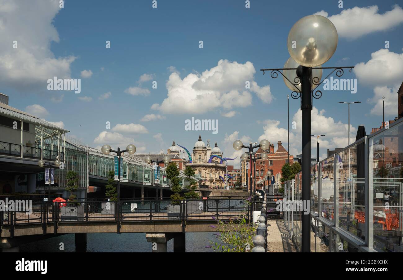 Museo Marittimo e altri famosi punti di riferimento fiancheggiati da un moderno centro commerciale e da un viale con passerella a Hull, Yorkshire, Regno Unito. Foto Stock