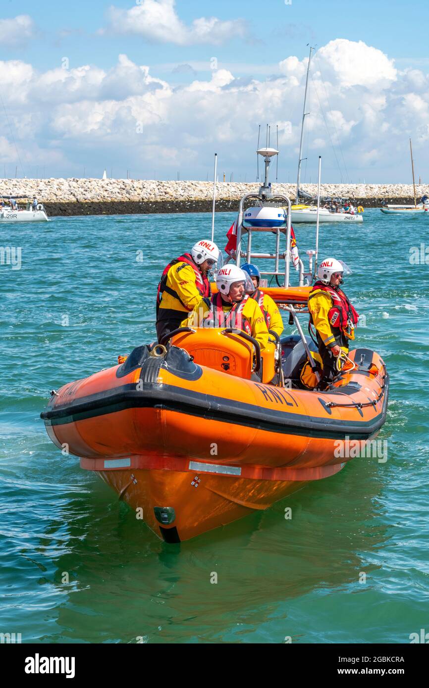 Scialuppa di salvataggio costiera RNLI, gommoni, salvavita, salvataggio di vite in mare, sicurezza marina, servizi di soccorso marittimo, cowes isola di wight, regno unito Foto Stock