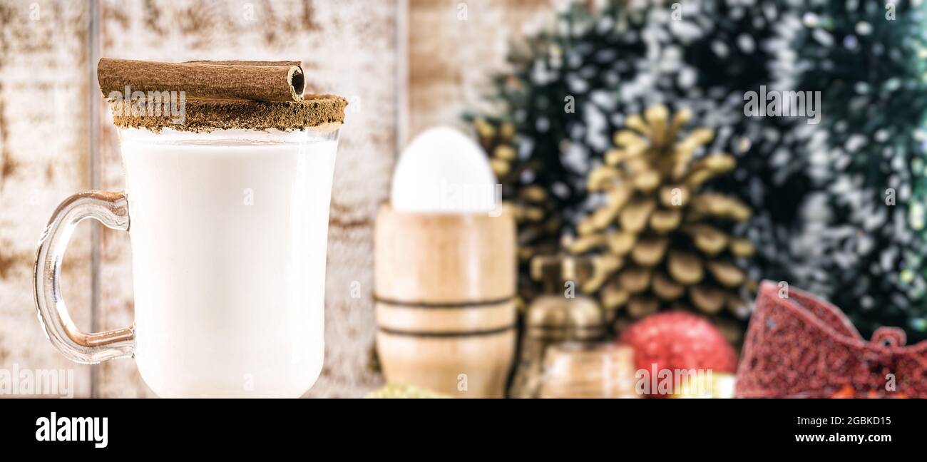 Eggnog caldo tipico di Natale, fatto a casa in tutto il mondo, a base di uova e alcol Foto Stock