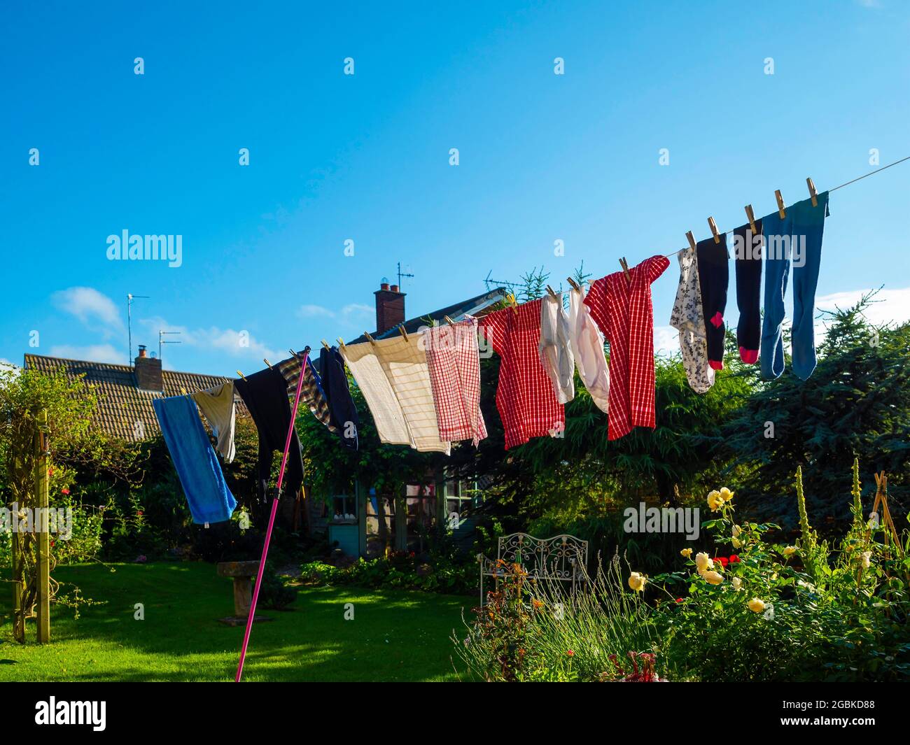 Lavaggio domestico appeso ad asciugare nel giardino di una casa nel North Yorkshire in una serata estiva Foto Stock