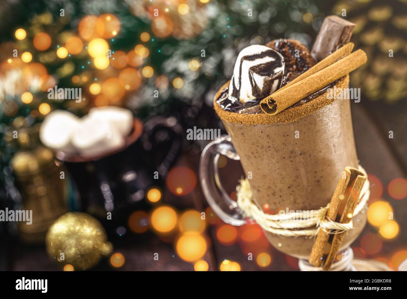 Cioccolata calda con caramelle di marshmallow, un tipico drink di Natale e di vacanza Foto Stock