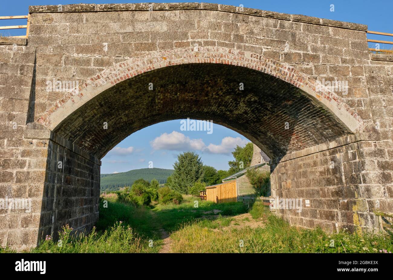 Ponte sulla vecchia linea ferroviaria Great North of Scotland tra Boat of Garten e Craigellachie, a Cromdale, vicino Grantown-on-Spey, Speyside, Scotl Foto Stock