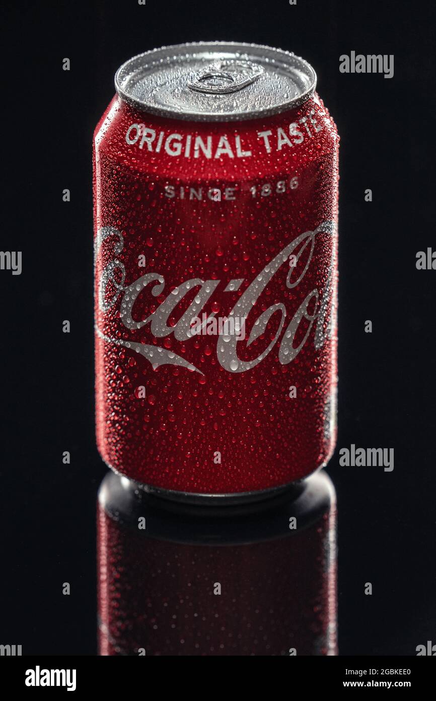 Coca Cola può su uno sfondo nero con gocce d'acqua. Regno Unito, Bedford, 12 febbraio 2021 Foto Stock