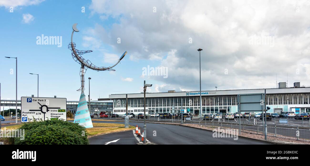 Esterno e ingresso all'Aeroporto Prestwick di Glasgow, Scozia, con la statua Celestial Navigator (1997) di Carole Gray. Indicazioni stradali. Foto Stock