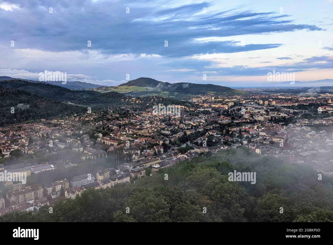 Freiburg im Breisgau. Vista sulla splendida città della germania meridionale all'alba Foto Stock