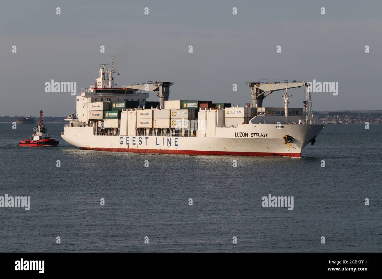 MV LUZON STRAIT si dirige verso l'ingresso del porto al sole della mattina presto Foto Stock