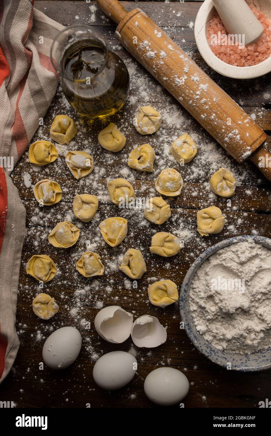 Colpo di testa di gnocchi grezzi con ingredienti su un tavolo di legno Foto Stock