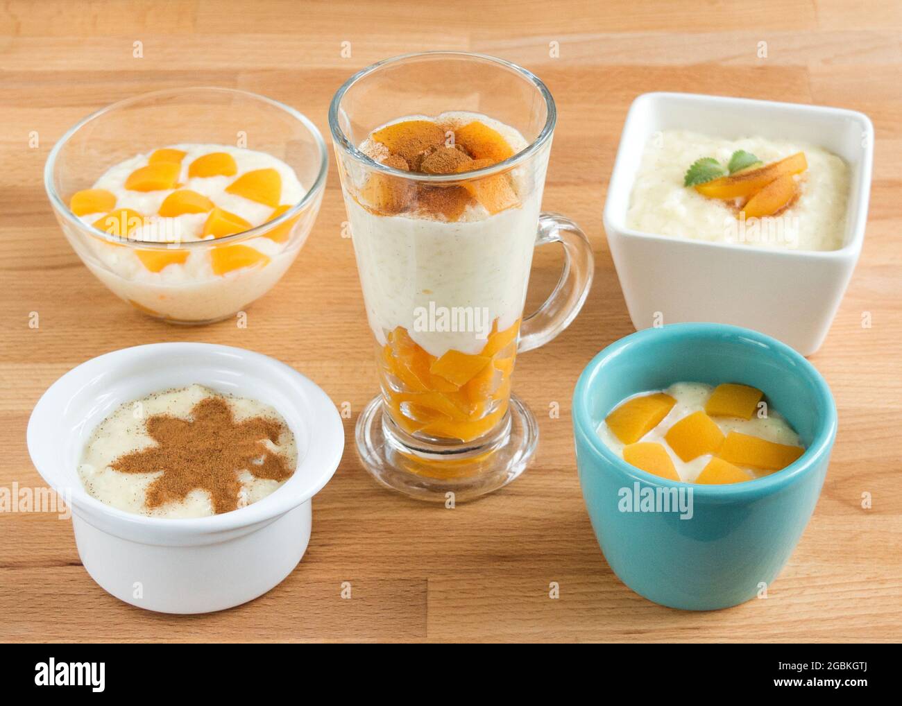 Dessert di riso in diverse piccole ciotole e bicchieri. Foto Stock