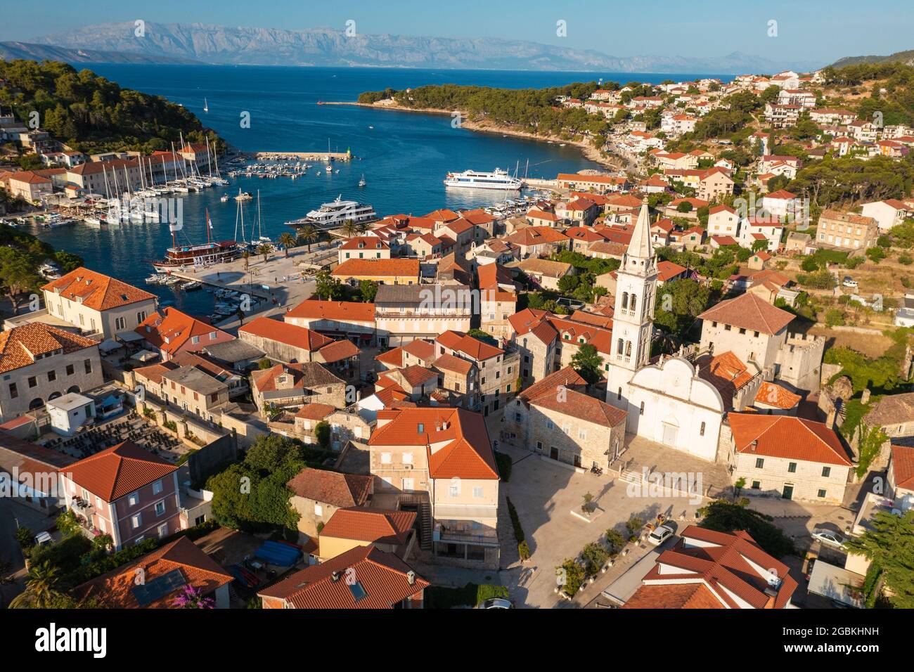 Scena aerea della città di Jelsa sull'isola di Hvar, Croazia Foto Stock