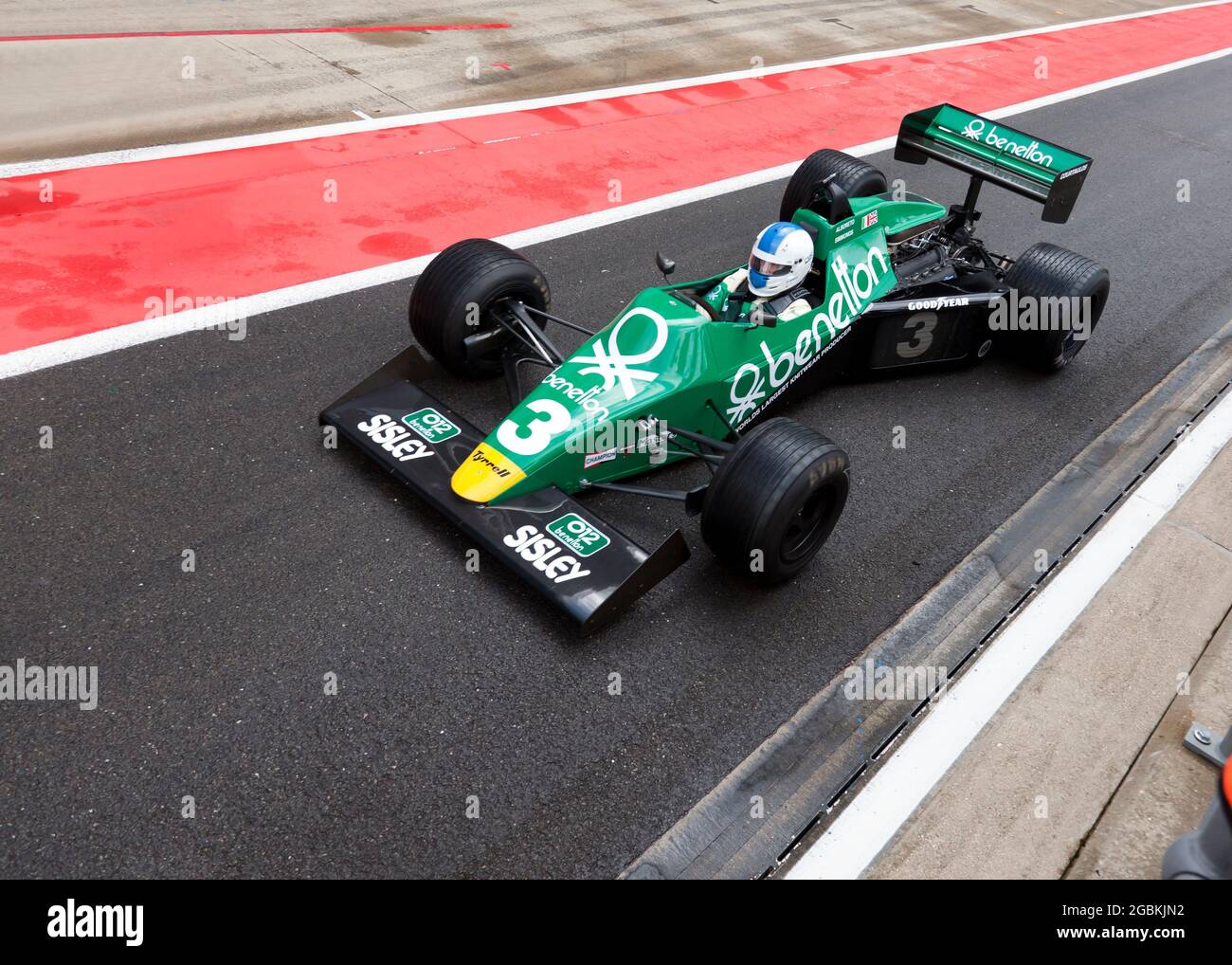 Ian Simmonds guida il suo Tyrrell 012 1984 lungo l'International Pit Lane alla fine del Murray Walker Memorial Trophy per Masters Historic F1 Race Foto Stock