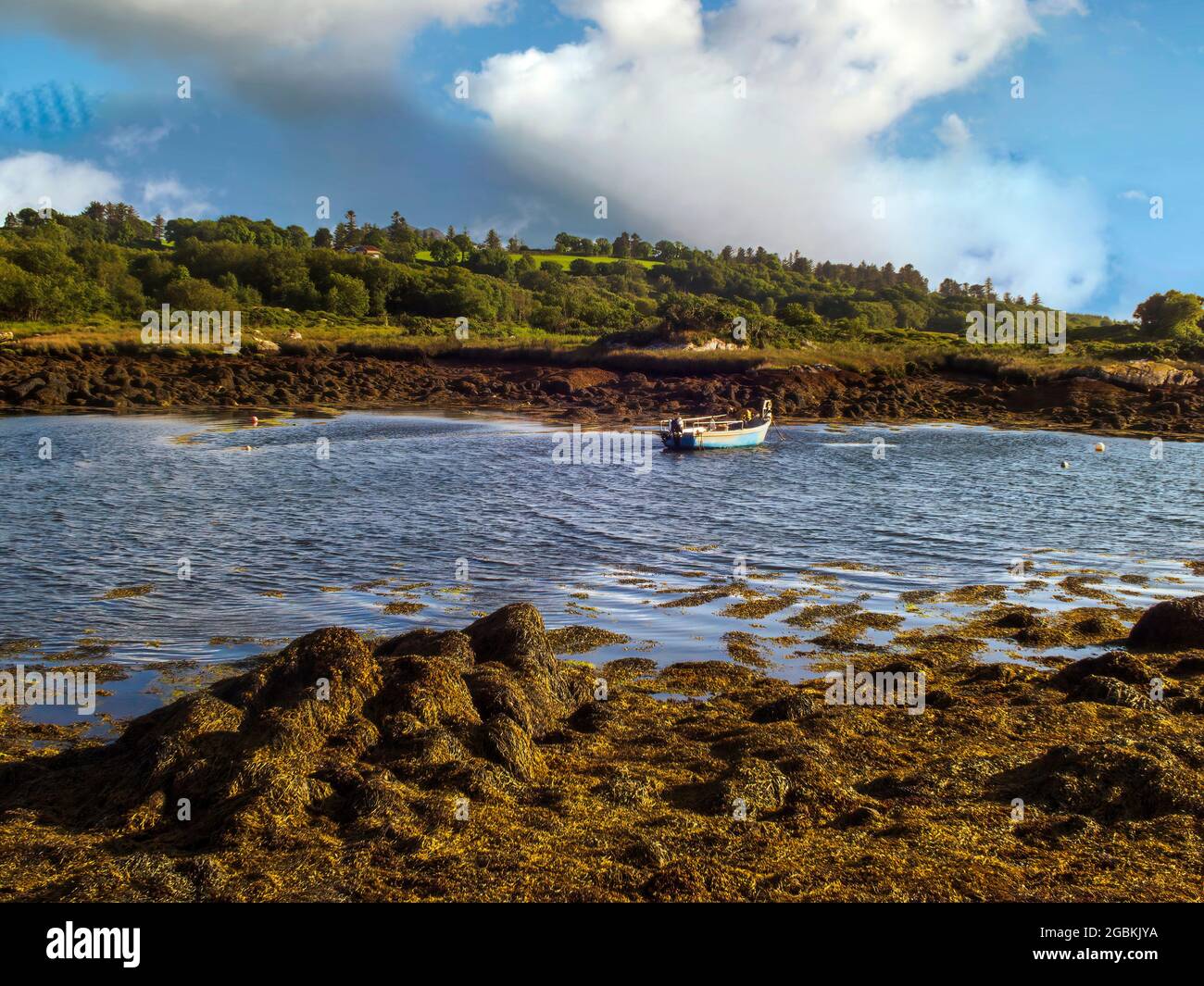 Paesaggio con una vecchia barca ancorata vicino alla riva del mare. Foto Stock