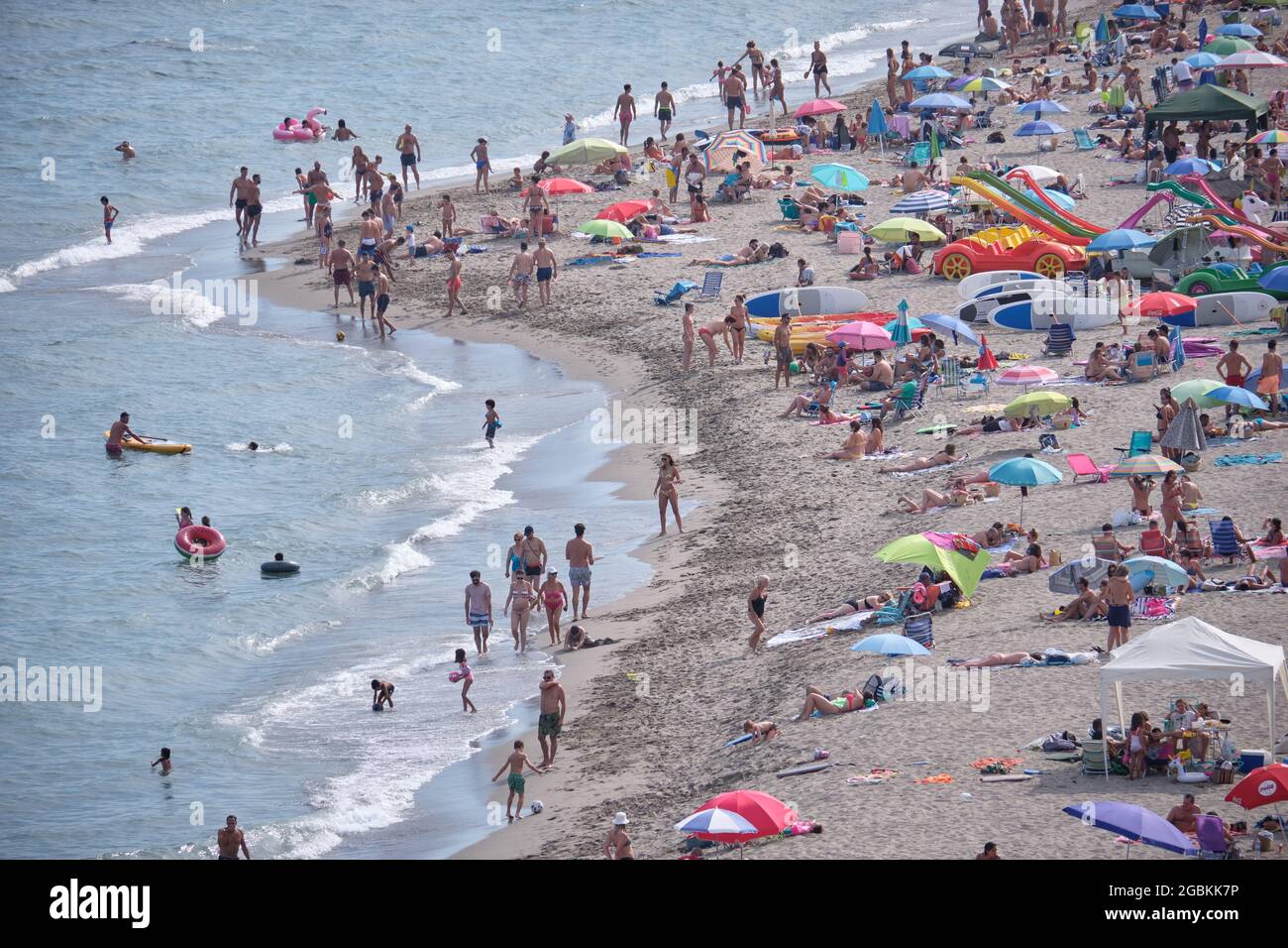 Persone sulla spiaggia di Carvajal. Fuengirola, provincia di Malaga, Andalusia, Spagna. Foto Stock