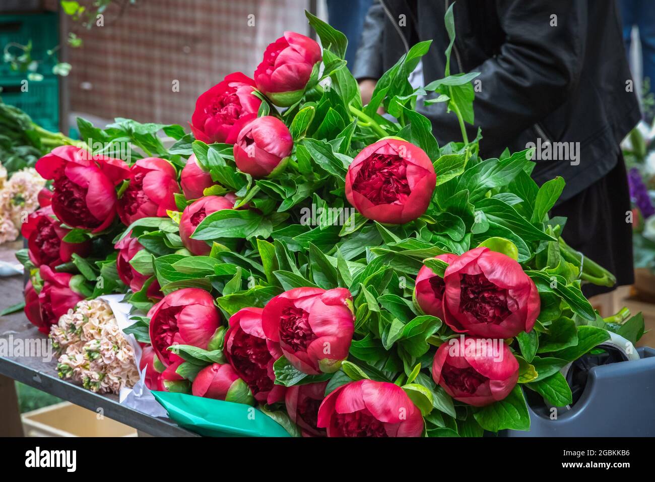 Bellissimi fiori in mostra al mercato di Broadway, un mercato di strada a  Hackney, Londra Est Foto stock - Alamy