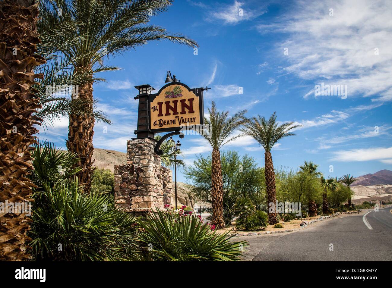 2021 05 25 - Death Valley USA - insegna Death Valley Inn circondata da lussureggianti piante tropicali nella Death Valley, la zona più bassa e più calda del Nord America Foto Stock