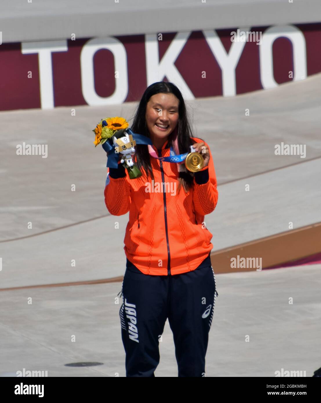 Tokyo, Giappone. 04 agosto 2021. Sakura Yosozumi, medaglia d'oro giapponese, si pone per la fotocamera durante la cerimonia della medaglia di skateboarding del Parco delle Donne delle Olimpiadi di Tokyo presso l'Ariake Urban Sports Park di Tokyo, Giappone, mercoledì 4 agosto 2021. Foto di Keizo Mori/UPI Credit: UPI/Alamy Live News Foto Stock