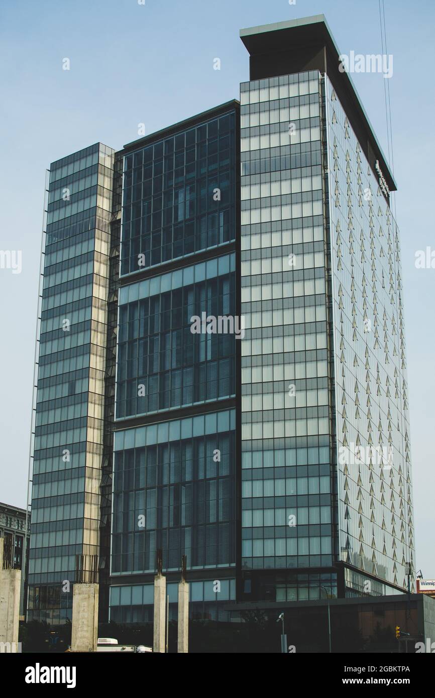 Vetro e acciaio dell'edificio Manitoba Hydro nel centro di Winnipeg, Manitoba, Canada Foto Stock