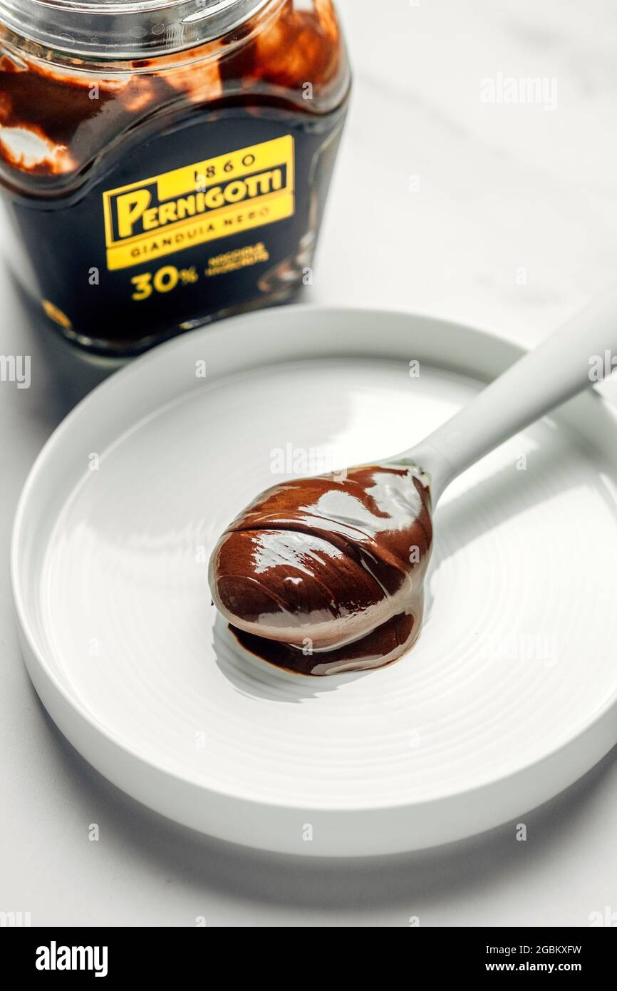 Crema di nocciole al cioccolato - - Gianduia - FOODPIX BIANCO Foto Stock