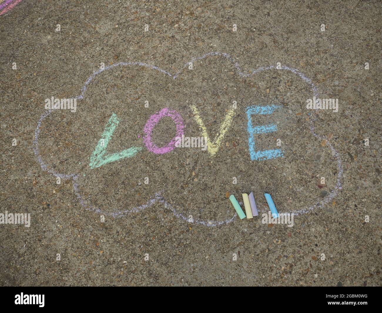 Testo scritto da un preschooler accanto a un disegno di una nuvola. Foto Stock