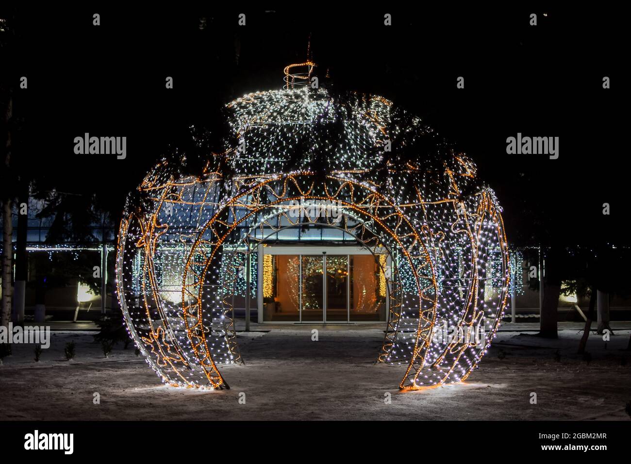 Una palla enorme con arco di ghirlande leggere, di fronte all'ingresso dell'edificio amministrativo. Foto Stock