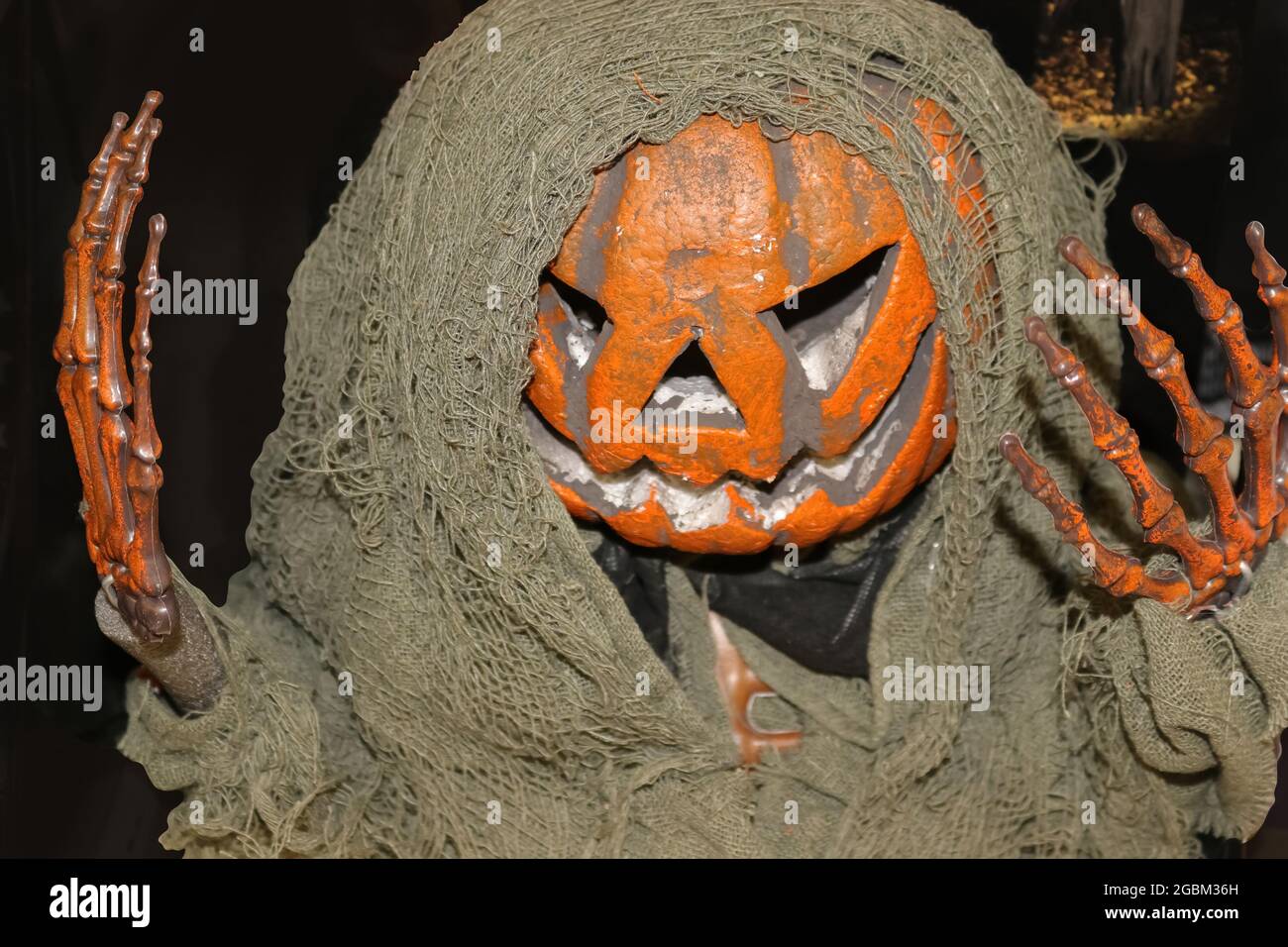 Testa di zucca zombie mostro Halloween decorazione su sfondo nero - fuoco selettivo Foto Stock