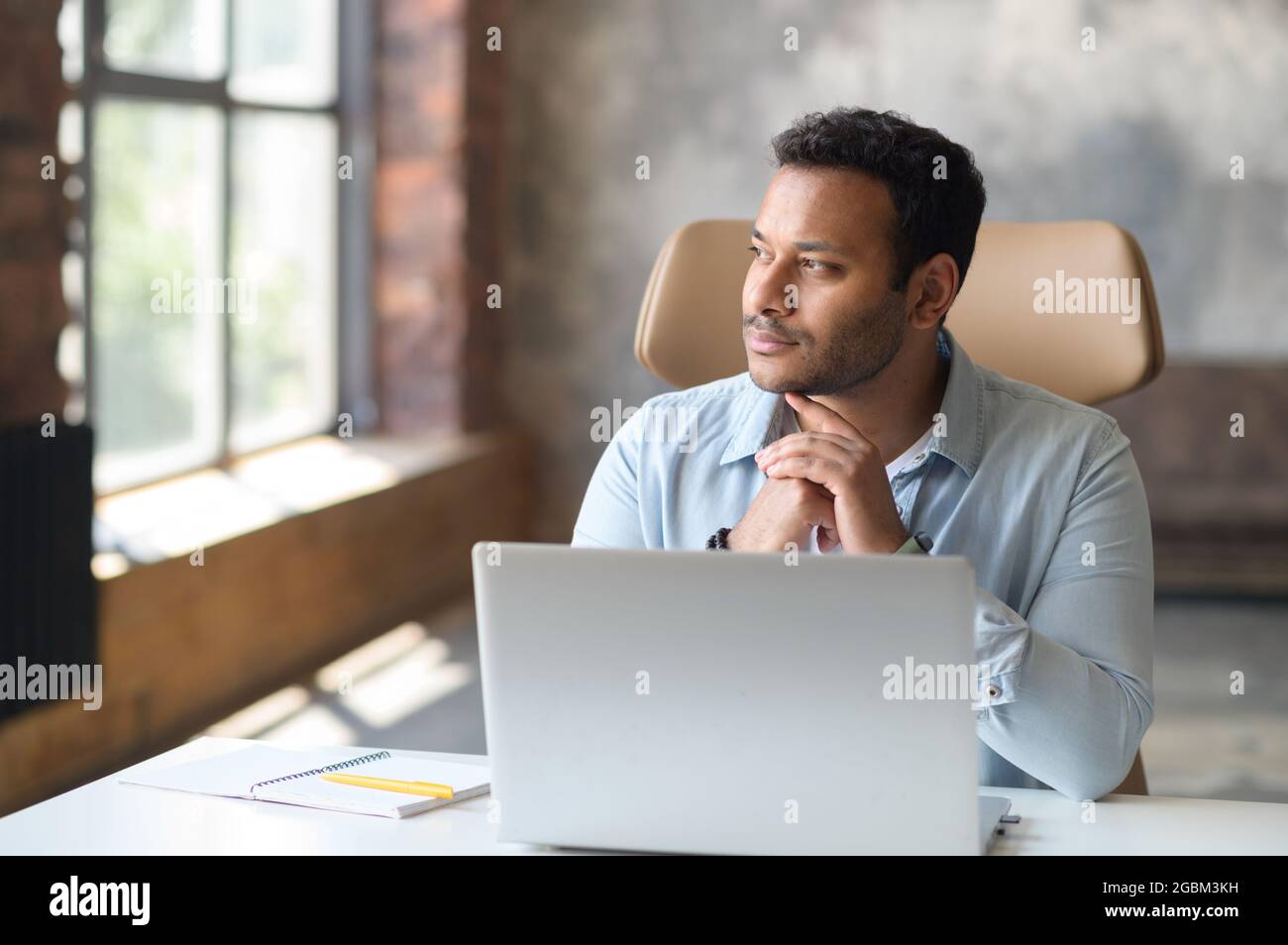Serio concentrato intelligente professionista indiano utilizzando il  computer portatile per la ricerca, cercando perso nella ricerca di idee per  l'avvio, un lavoro premuroso millennial in remoto a casa Foto stock - Alamy