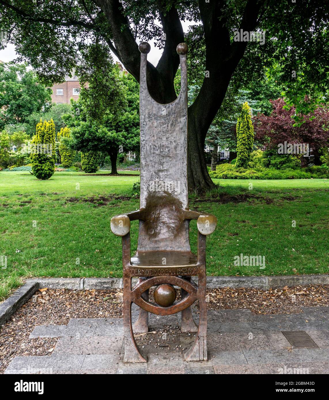 The Jokers Chair, Merion Square, Dublino, un tributo a Dermot Morgan, comico più conosciuto per il suo ruolo di FatherTed.Sculptor Catherine Greene. Foto Stock