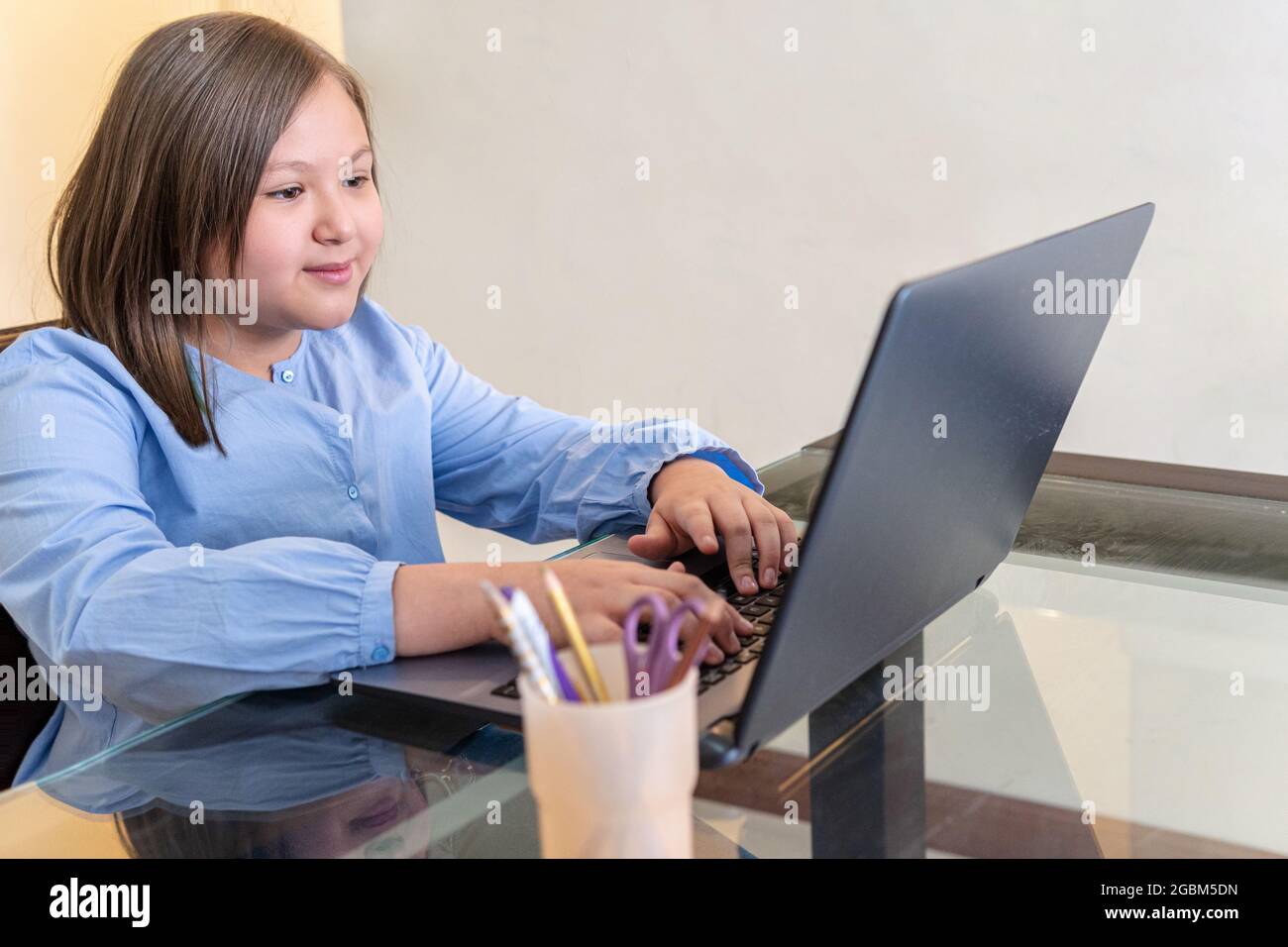 Bionda ragazza che studia su un computer portatile Foto Stock