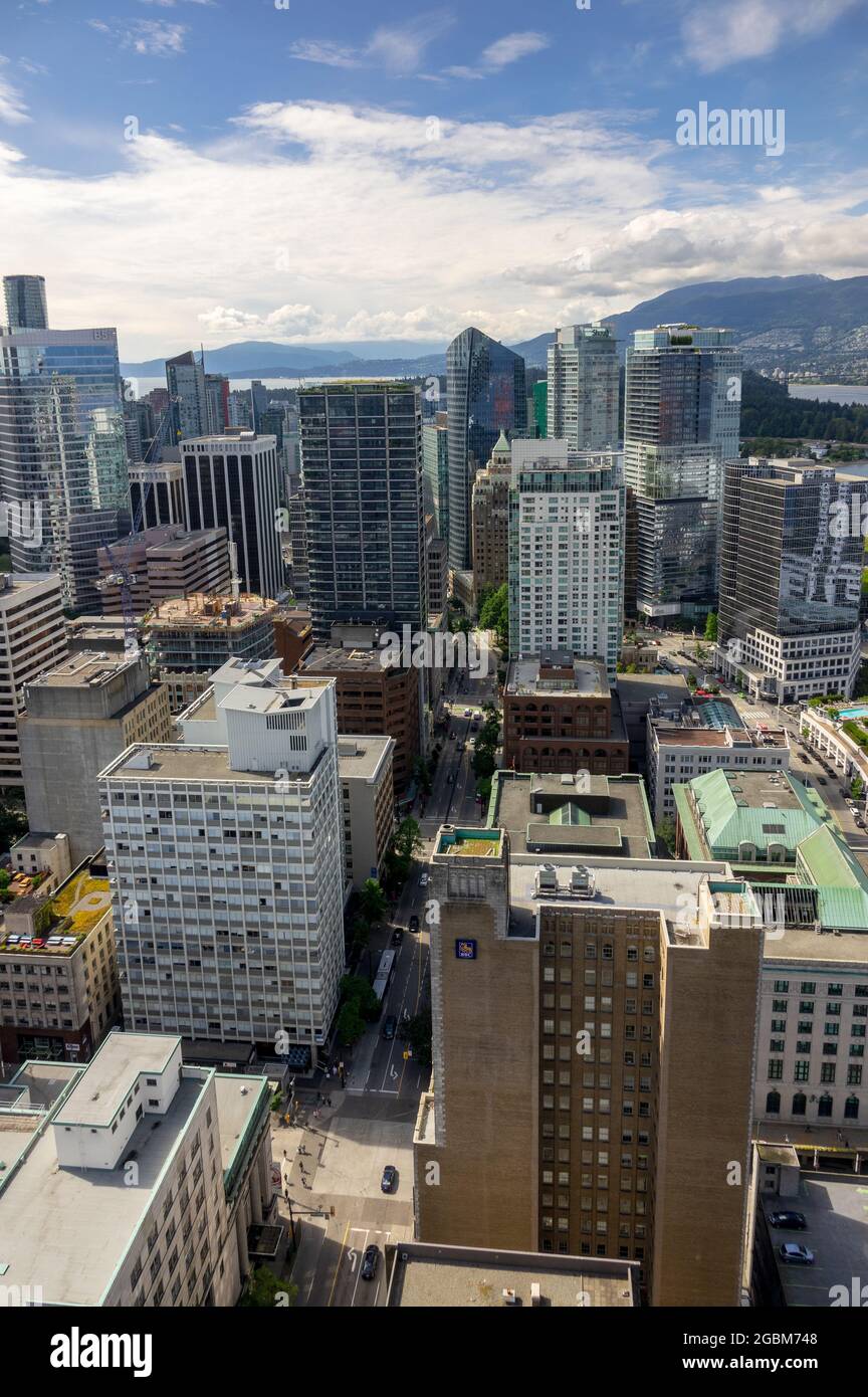 Vancouver City Aerial grattacieli nelle Downtown Business Core Mountains in background Vancouver British Columbia Foto Stock