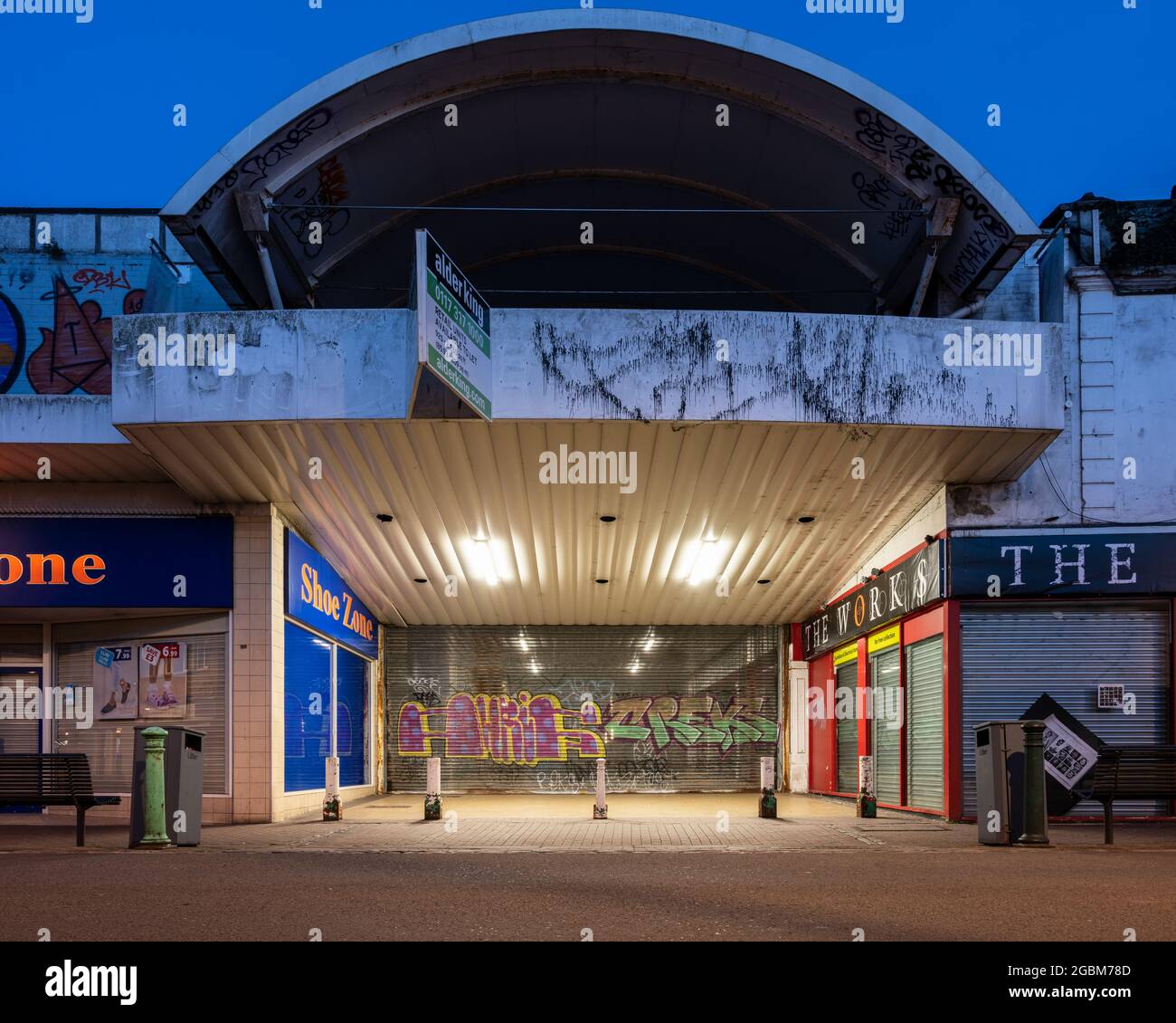 Il quartiere dello shopping di St Catherine's Place e' recintato di notte prima della risviluppo di East Street a Bedminster, Bristol. Foto Stock