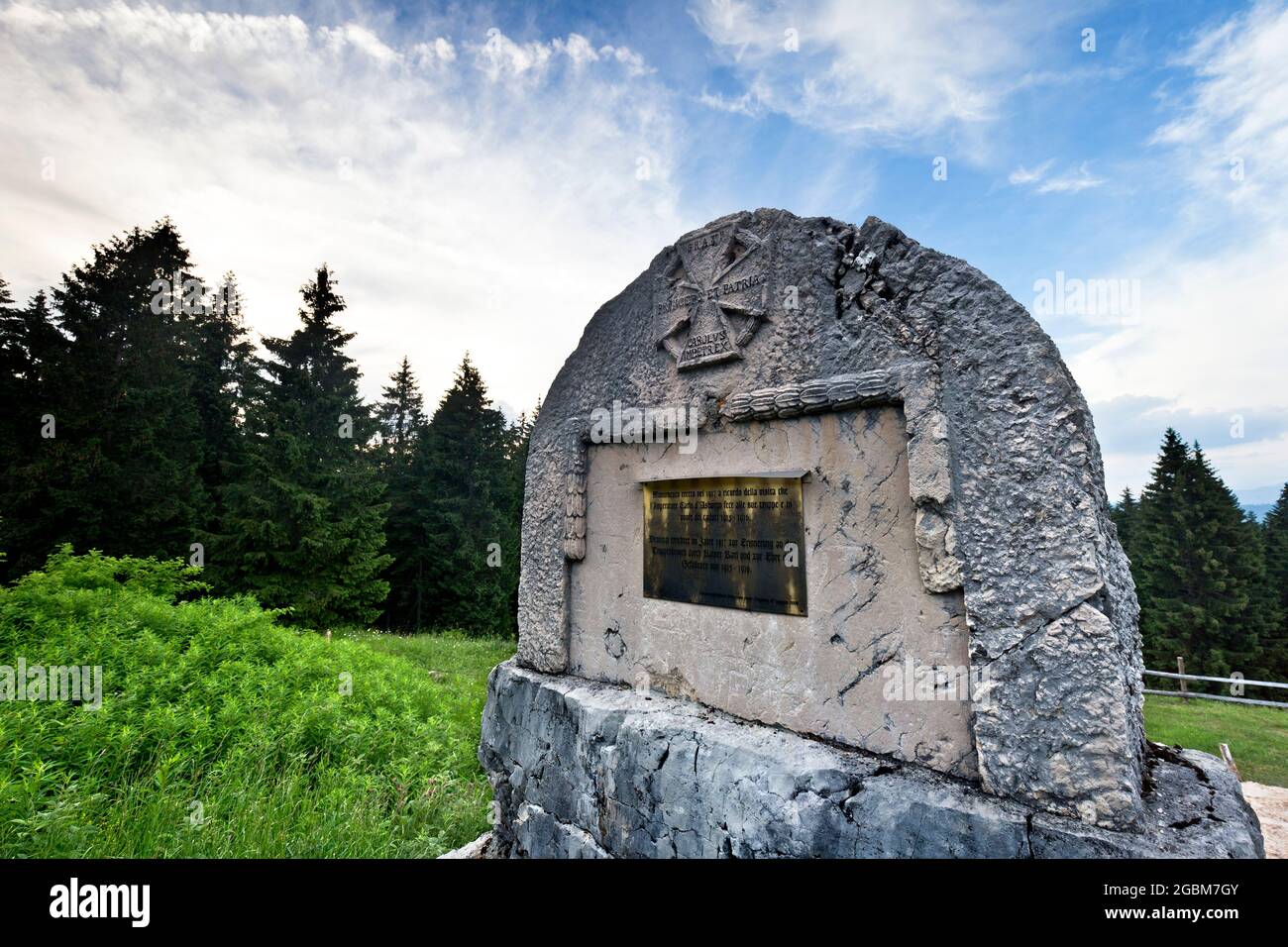 Pietra commemorativa della Grande Guerra. Altopiano dei Fiorentini, Arsiero, provincia di Vicenza, Veneto, Italia, Europa. Foto Stock