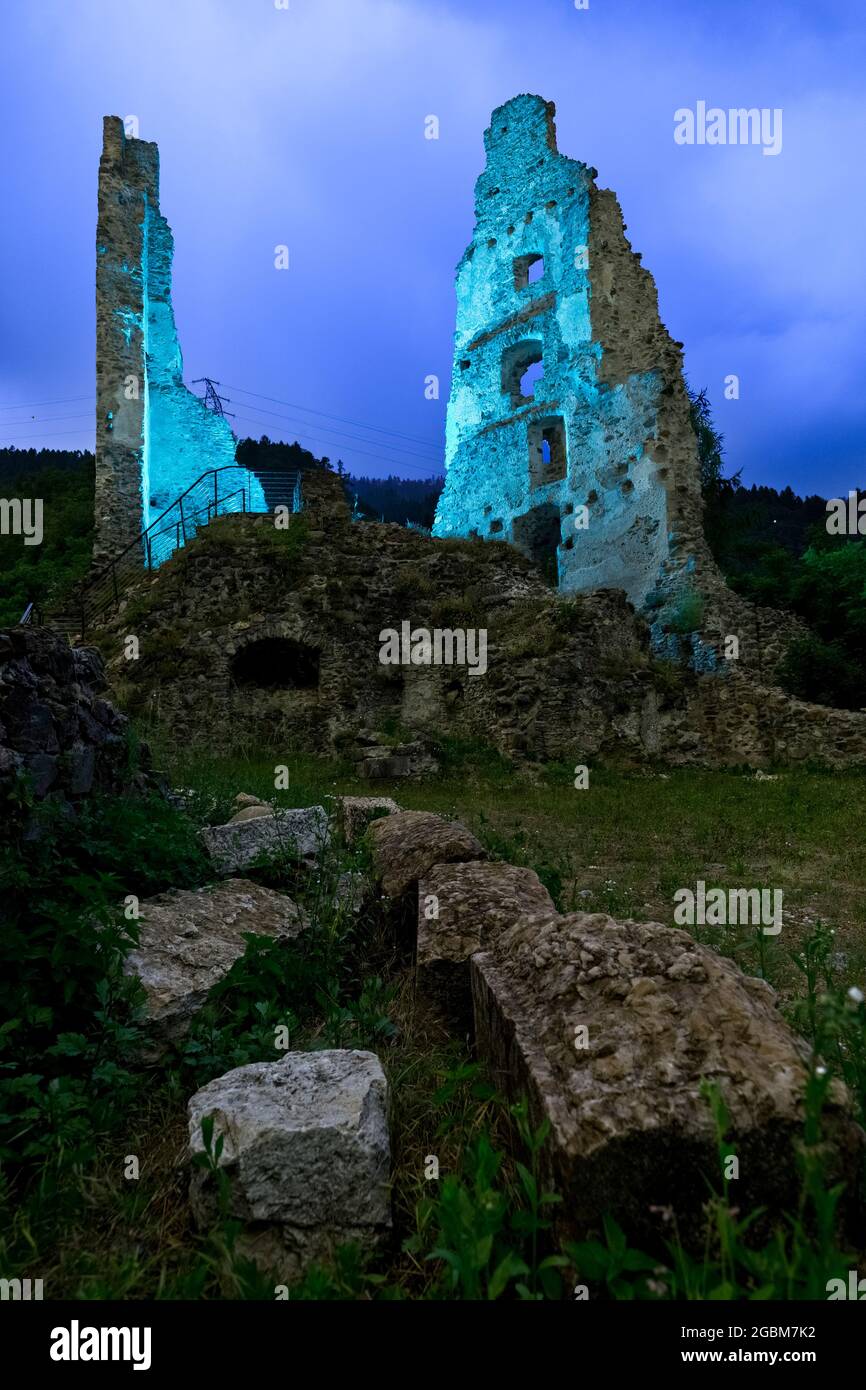 Rovine spettrali del castello di Selva. Levico Terme, Valsugana, provincia di Trento, Trentino Alto Adige, Italia, Europa. Foto Stock