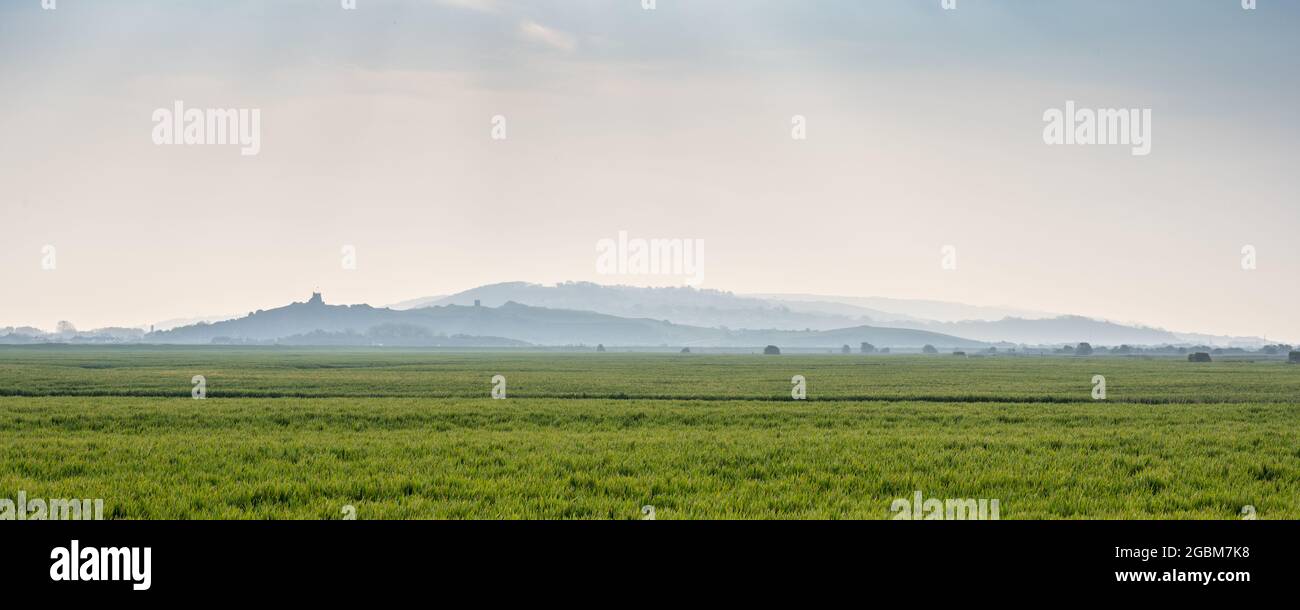 Ritiry Beacon, la collina di Bleadon e altre colline dei Mendip inglesi sorgono dai piani del Somerset vicino a Brean. Foto Stock