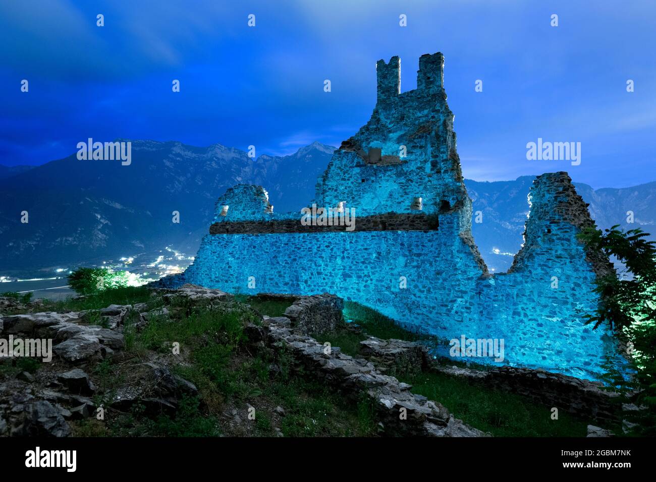 Rovine spettrali del castello di Selva. Levico Terme, Valsugana, provincia di Trento, Trentino Alto Adige, Italia, Europa. Foto Stock