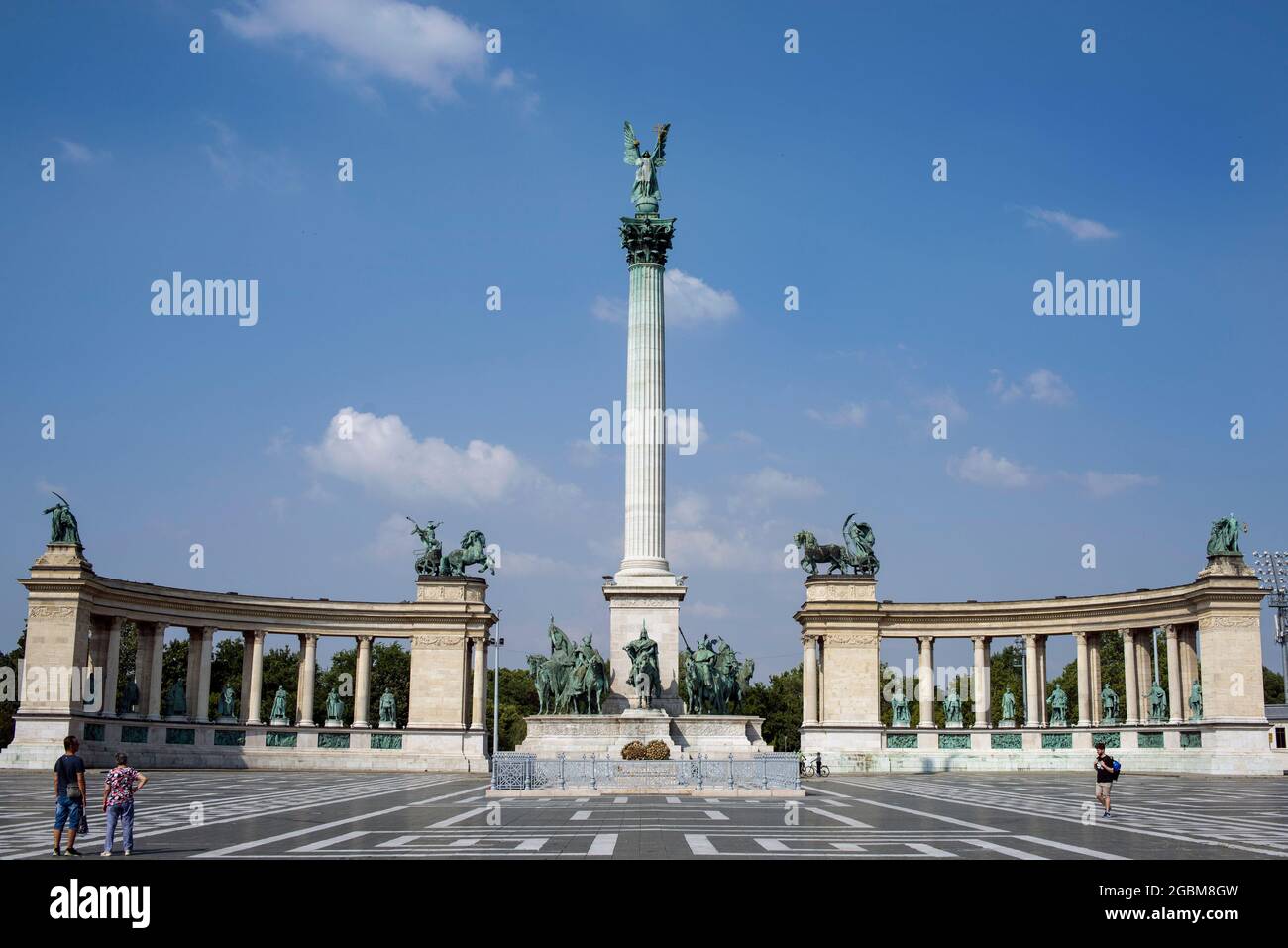 Piazza degli Eroi (Hosok tere) è una delle piazze principali di Budapest, nota per il suo iconico complesso di statue che presenta i sette capi dei Magyar e altri importanti leader nazionali. Foto Stock