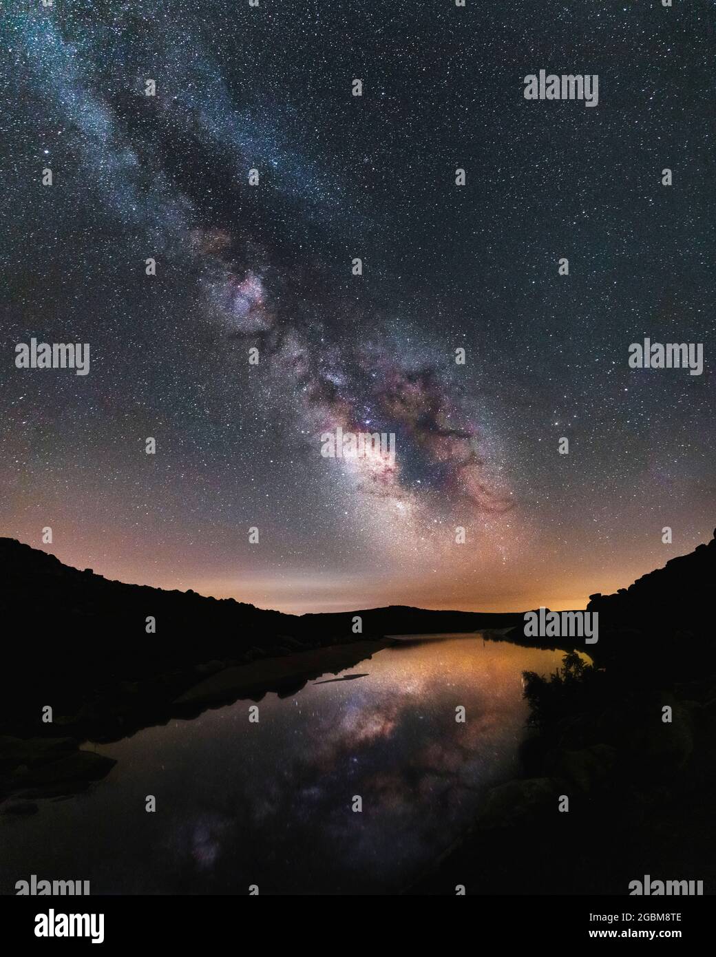 Via Láctea e Via Lattea si riflettono sull'acqua in una Notte stellata a Serra da Freita Foto Stock