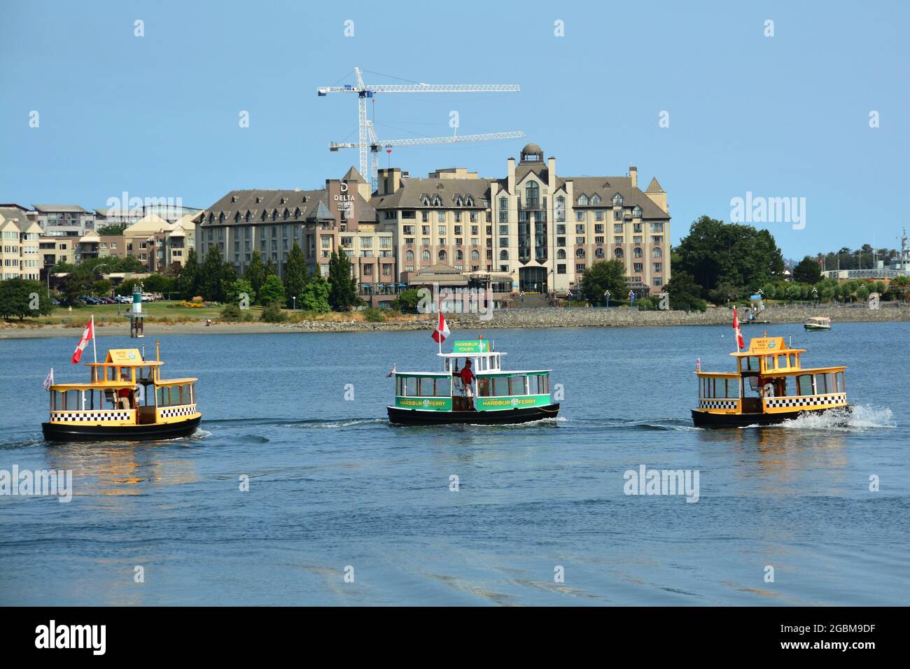 Il taxi d'acqua Victoria BC balla attraverso il porto interno mostrando le loro abilità. Foto Stock