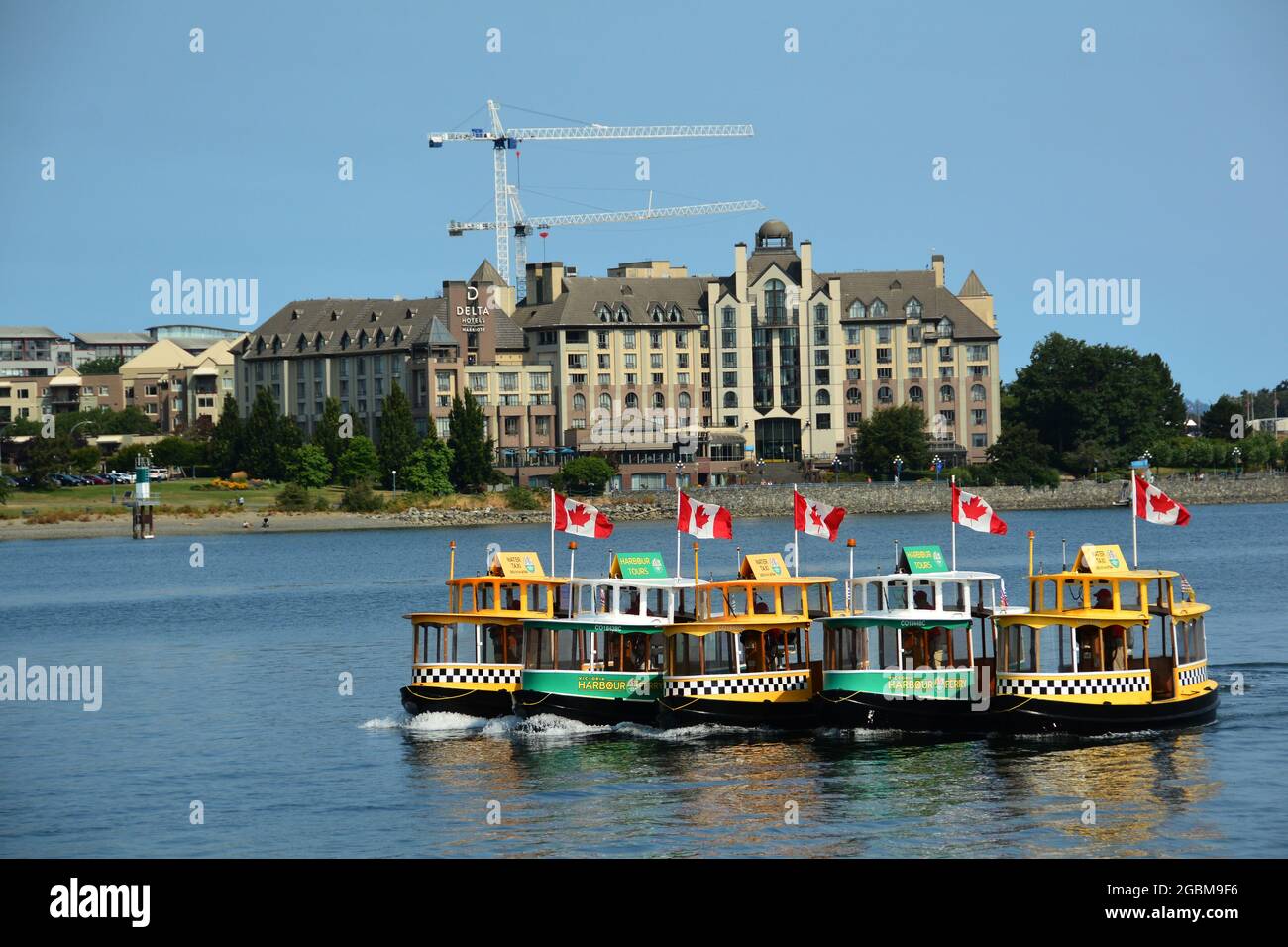 Il taxi d'acqua Victoria BC balla attraverso il porto interno mostrando le loro abilità. Foto Stock