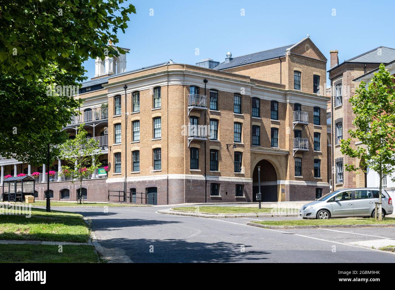 Bowes Lyon Court, un nuovo edificio di appartamenti di pensione prendendo ispirazione dall'architettura di magazzini e mulini vittoriani, a Poundbury n Foto Stock