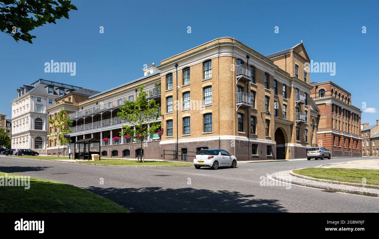 Bowes Lyon Court, un nuovo edificio di appartamenti di pensione prendendo ispirazione dall'architettura di magazzini e mulini vittoriani, a Poundbury n Foto Stock