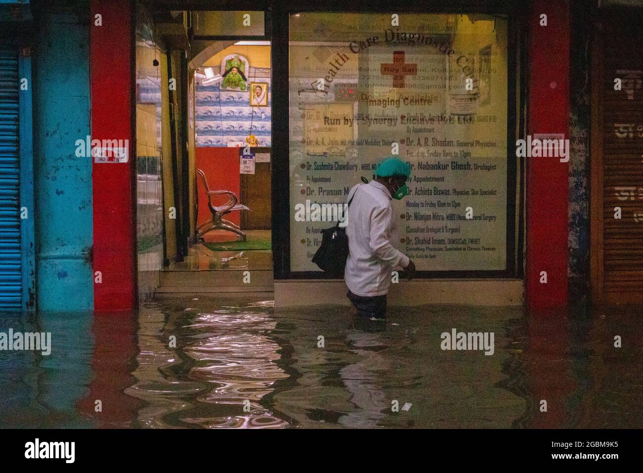 Kolkata, India. 04 agosto 2021. Diverse parti di Kolkata hanno riferito di waterlogging oggi a seguito di forti piogge in città. La congestione del traffico è stata riportata anche in alcune parti della città di oggi. Kolkata e altre parti del Bengala occidentale hanno visto forti deversazioni negli ultimi giorni, il che ha portato a disboscamento di acqua in diversi luoghi e interruzione del trasporto ferroviario e stradale. I bambini sono stati visti giocare nelle corsie loggate in acqua e dalle corsie di Amherst Street, come la zona era completamente sotto l'acqua. (Foto di Sourojeet Paul/Sipa USA) Credit: Sipa USA/Alamy Live News Foto Stock