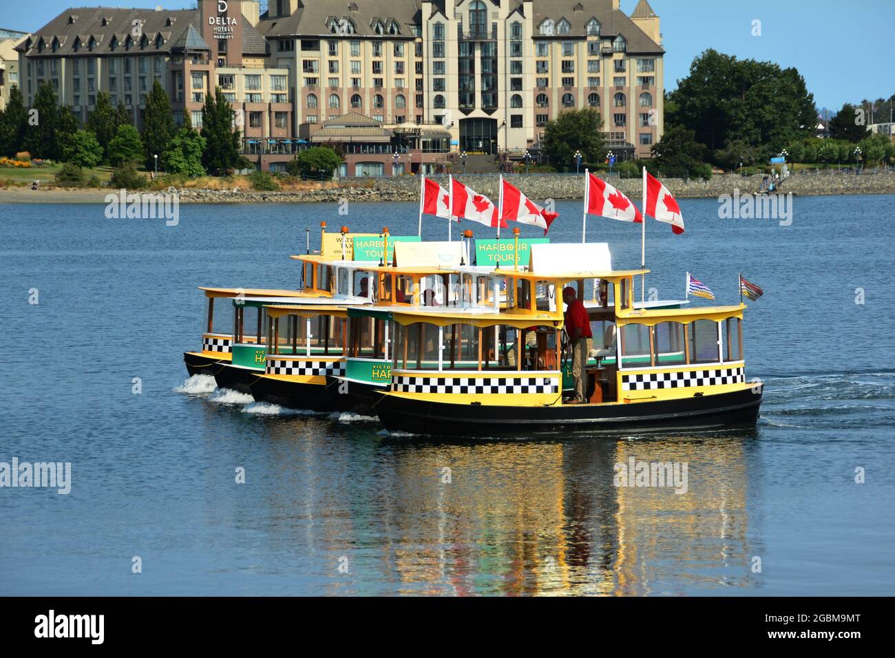 Il taxi d'acqua Victoria BC balla attraverso il porto interno mostrando le loro abilità. Foto Stock
