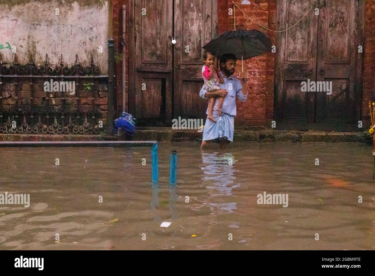 Kolkata, India. 04 agosto 2021. Diverse parti di Kolkata hanno riferito di waterlogging oggi a seguito di forti piogge in città. La congestione del traffico è stata riportata anche in alcune parti della città di oggi. Kolkata e altre parti del Bengala occidentale hanno visto forti deversazioni negli ultimi giorni, il che ha portato a disboscamento di acqua in diversi luoghi e interruzione del trasporto ferroviario e stradale. I bambini sono stati visti giocare nelle corsie loggate in acqua e dalle corsie di Amherst Street, come la zona era completamente sotto l'acqua. (Foto di Sourojeet Paul/Sipa USA) Credit: Sipa USA/Alamy Live News Foto Stock