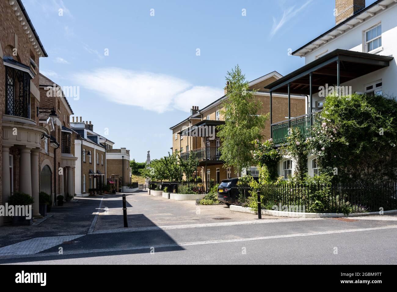 Una strada di nuove case costruite nella nuova città di Poundbury, Dorset. Foto Stock