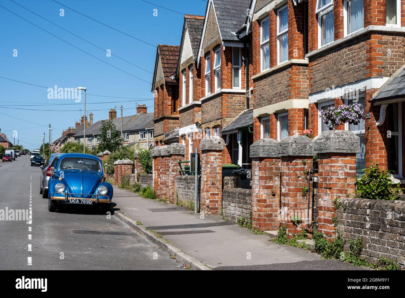 Una tradizionale terrazza di case vittoriane in mattoni a Dorchester, Dorset. Foto Stock