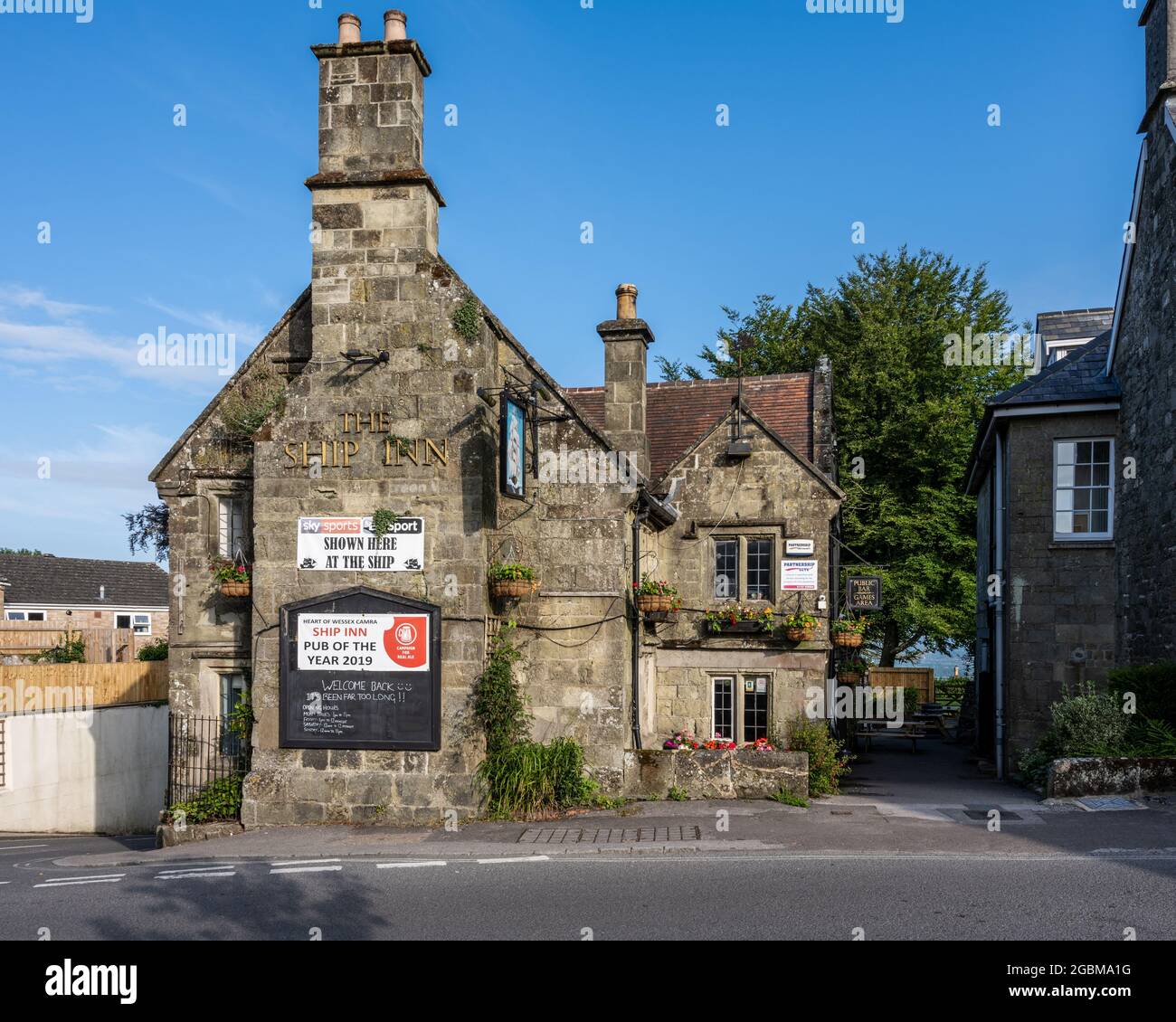 Il sole splende sullo Ship Inn, un pub tradizionale a Shaftesbury, Dorset. Foto Stock