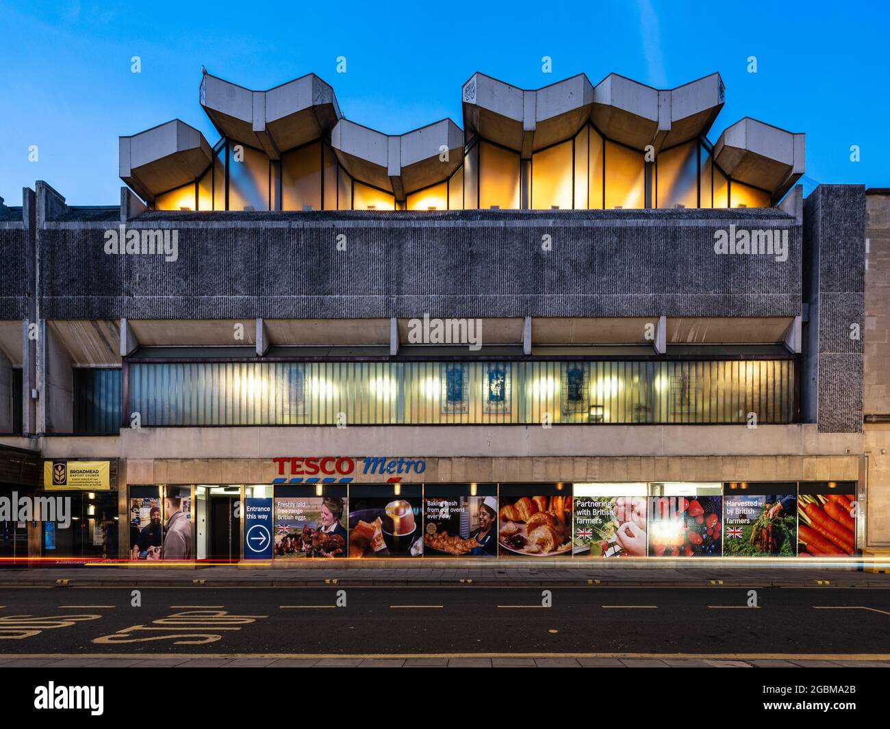La moderna Chiesa Battista di Broadmead è illuminata al tramonto nel centro di Bristol. Foto Stock