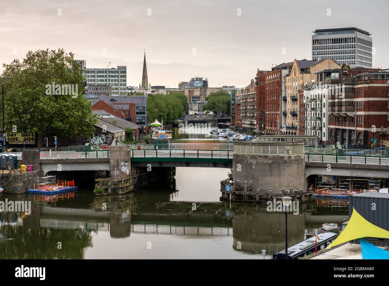 Le conversioni di magazzino e gli edifici di appartamenti si affacciano sul porto di Bristol a Redcliffe Wharf. Foto Stock