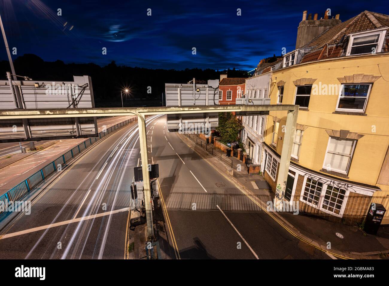 Il traffico lascia sentieri leggeri di notte sulla metà del 20 ° secolo Cumberland Basin sistema stradale a Hotwells, Bristol, un'area prevista per la rigenerazione. Foto Stock