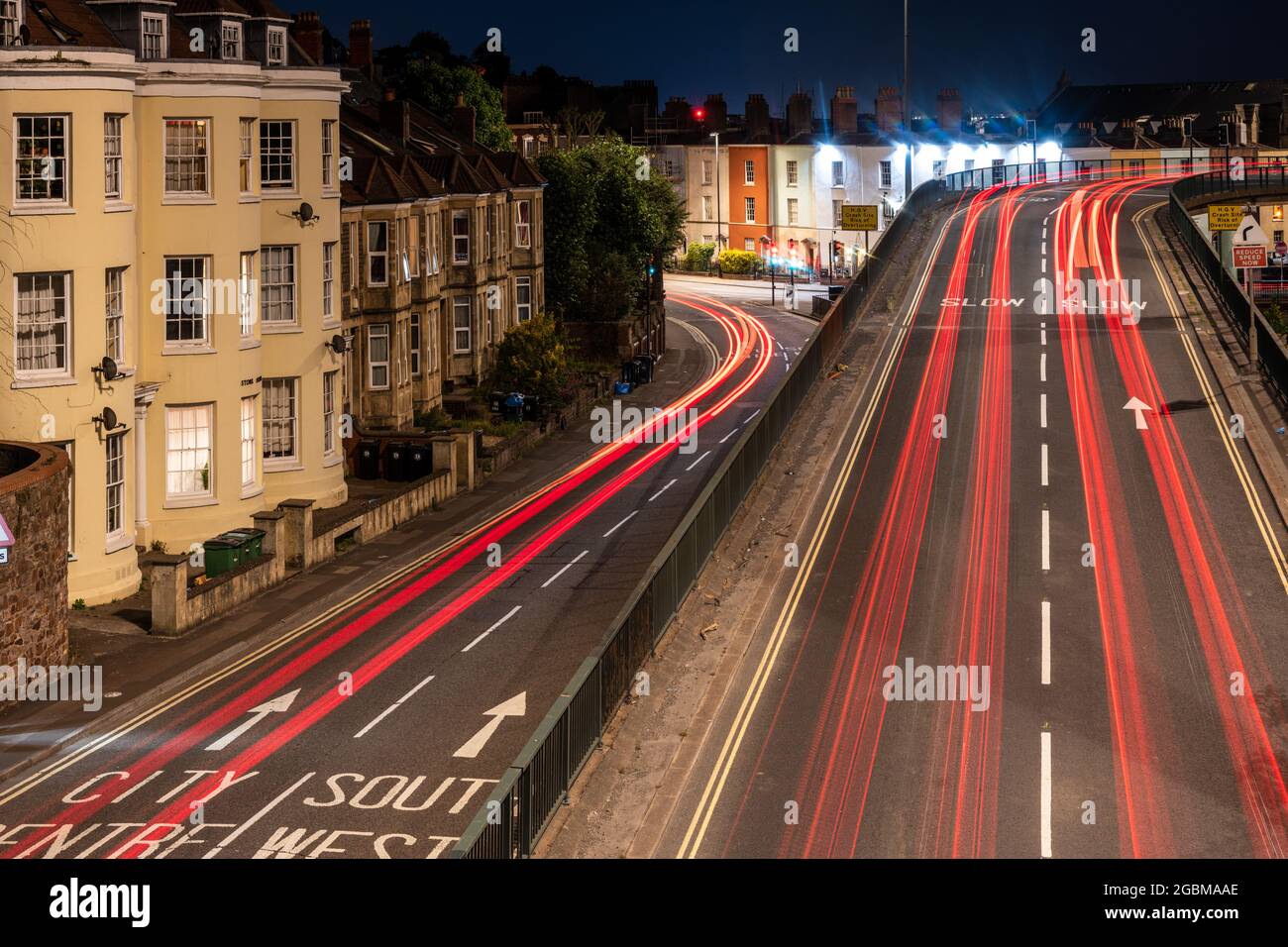 Il traffico lascia sentieri leggeri di notte sulla metà del 20 ° secolo Cumberland Basin sistema stradale a Hotwells, Bristol, un'area prevista per la rigenerazione. Foto Stock